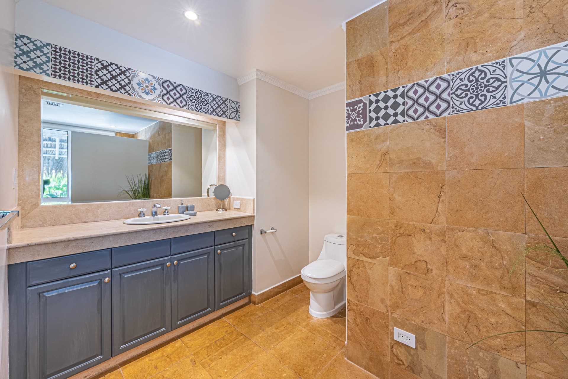 Suite 4 — sliding doors to garden